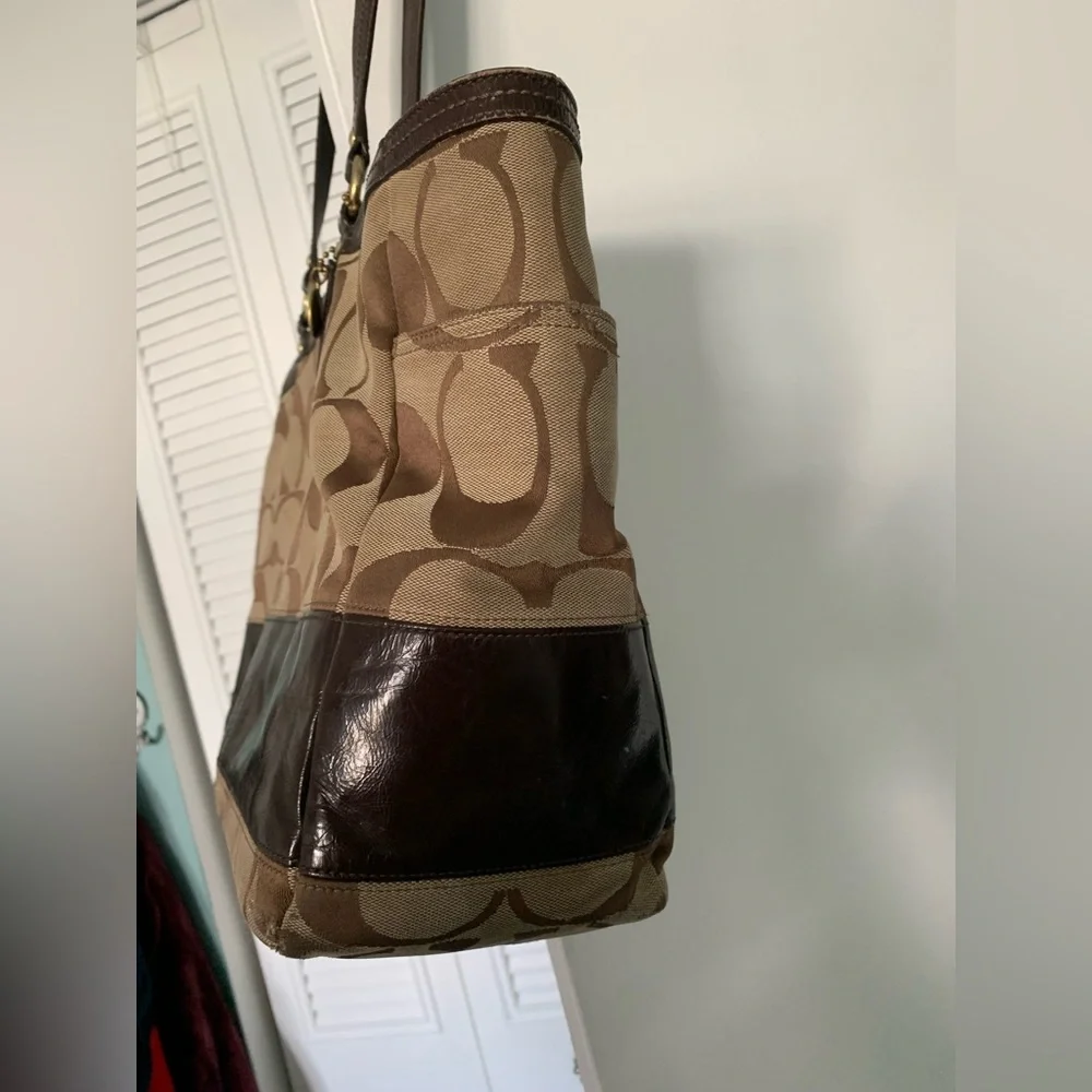 Vintage Coach Tote and or Diaper Bag 7 pockets inside, 2 outside slots & zipper - Picture 14 of 17